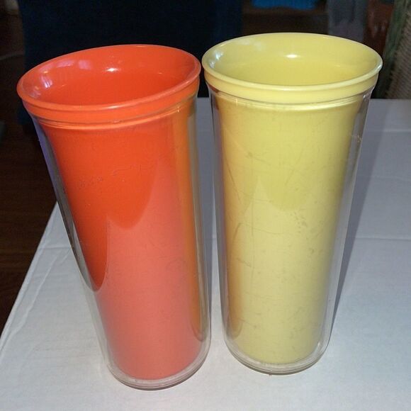 2 Vtg Mid Century plastic tumblers with gold leaf design - Picture 6 of 8